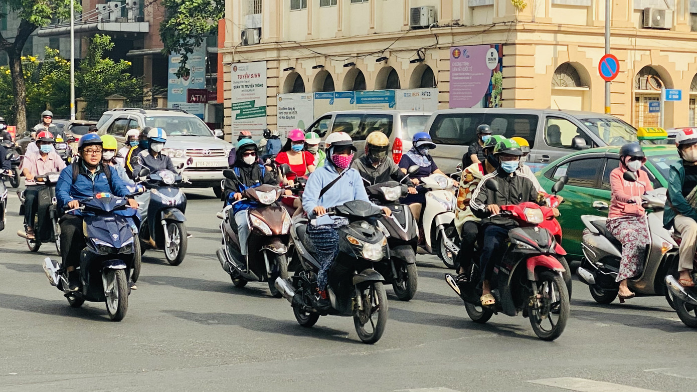 Người dân TPHCM co ro trong cái lạnh đầu tháng Chạp ảnh 1