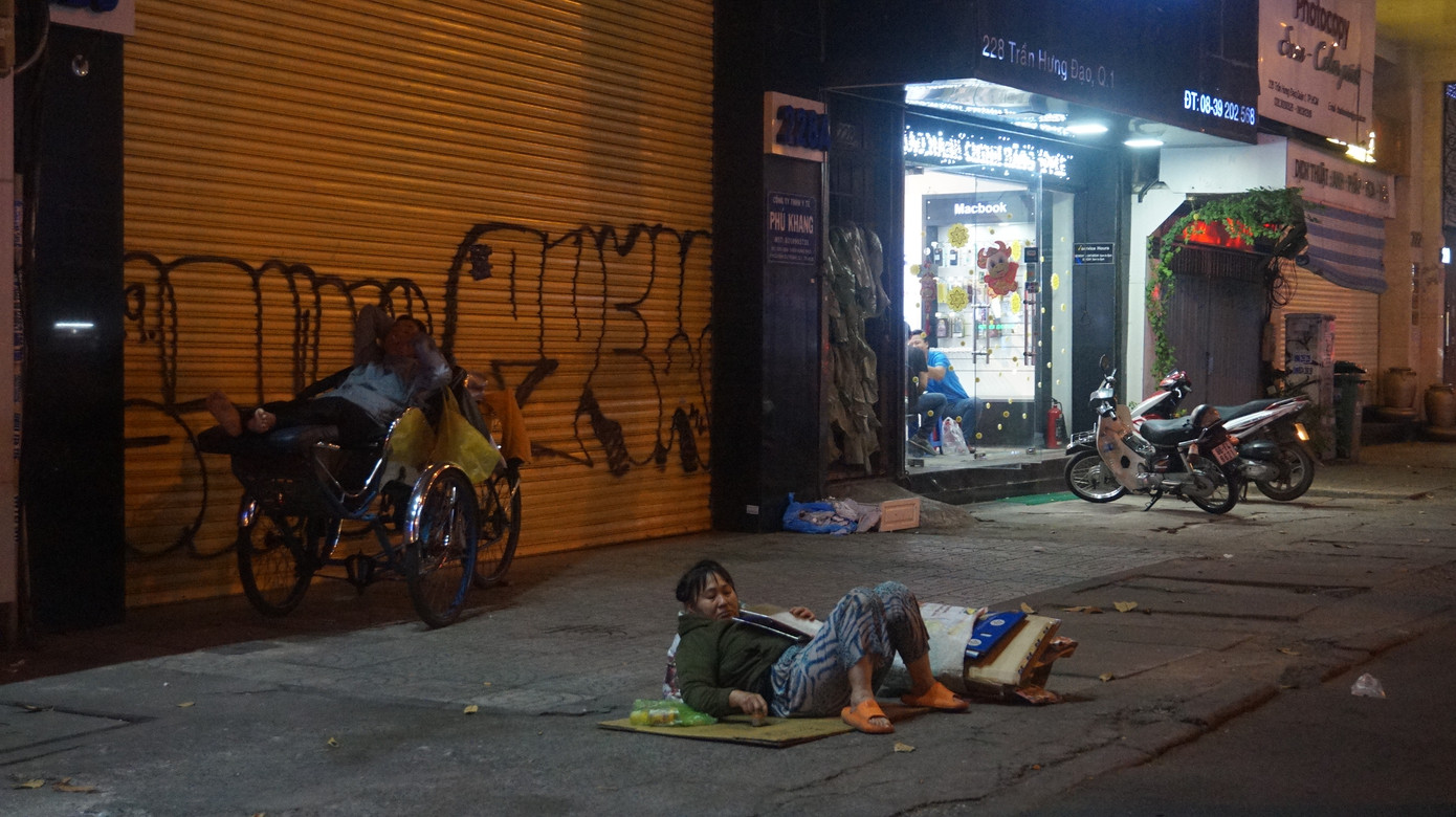 Ấm áp tình người trong đêm lạnh ở TP HCM ảnh 5