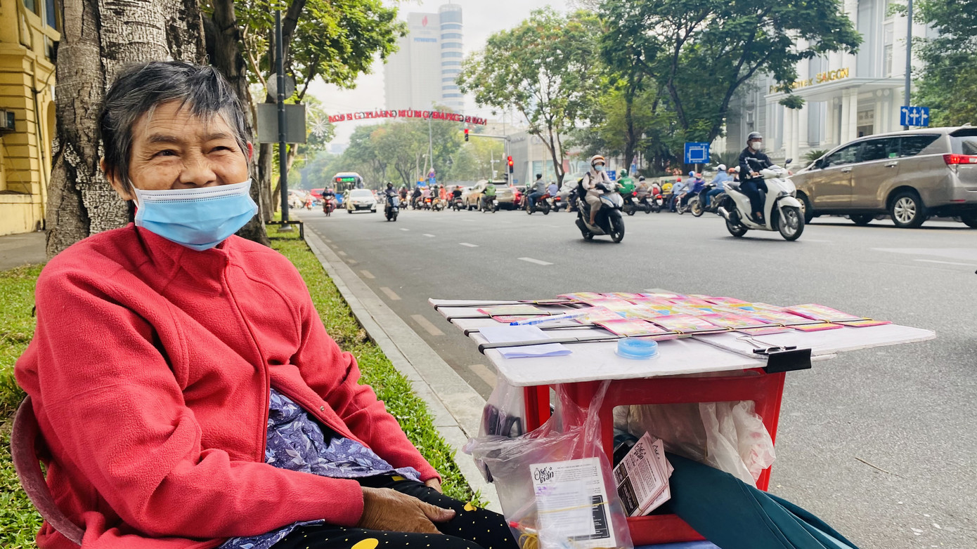 Người dân TPHCM co ro trong cái lạnh đầu tháng Chạp ảnh 9