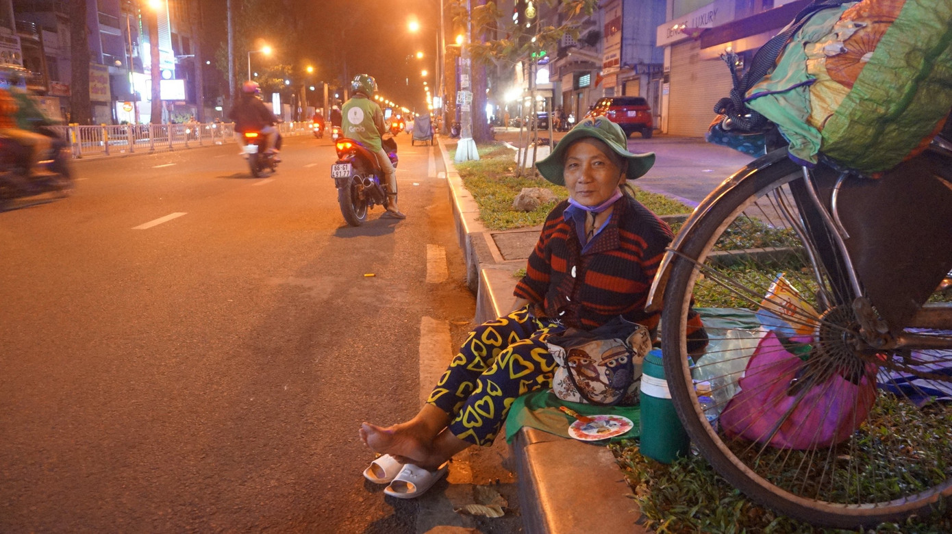 Ấm áp tình người trong đêm lạnh ở TP HCM ảnh 8