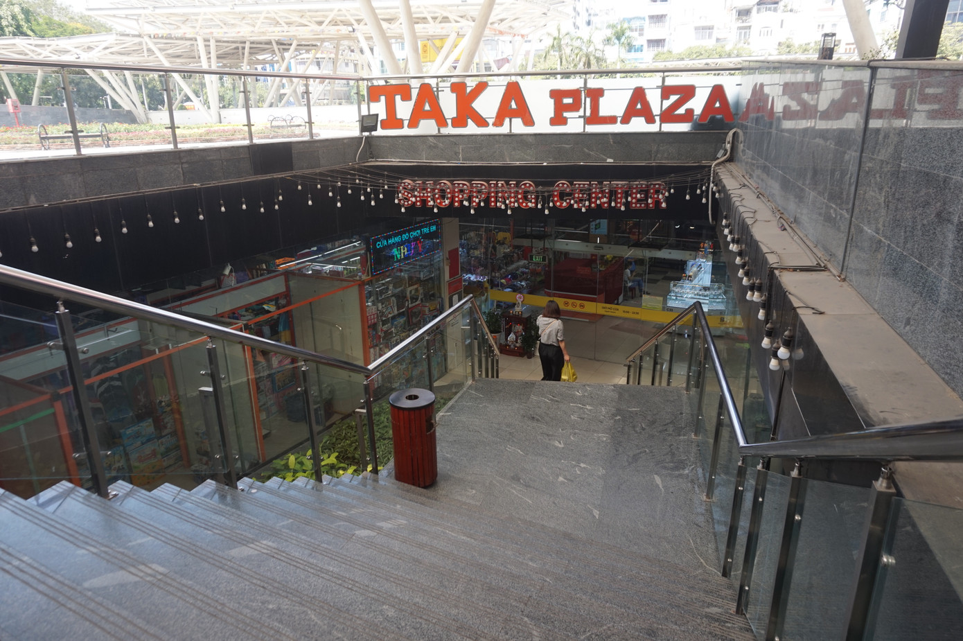 Chợ 'ngầm' dưới lòng đất TPHCM đìu hiu vắng khách ảnh 12