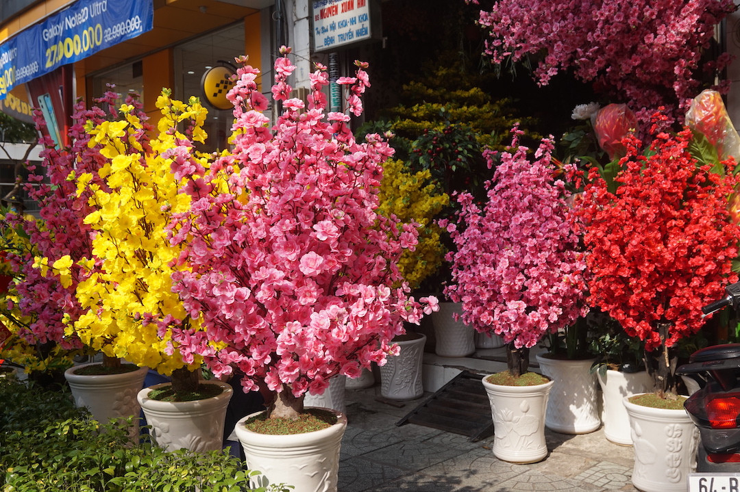 TPHCM: Hoa cảnh làm từ vải 'đổ bộ' xuống phố ảnh 5