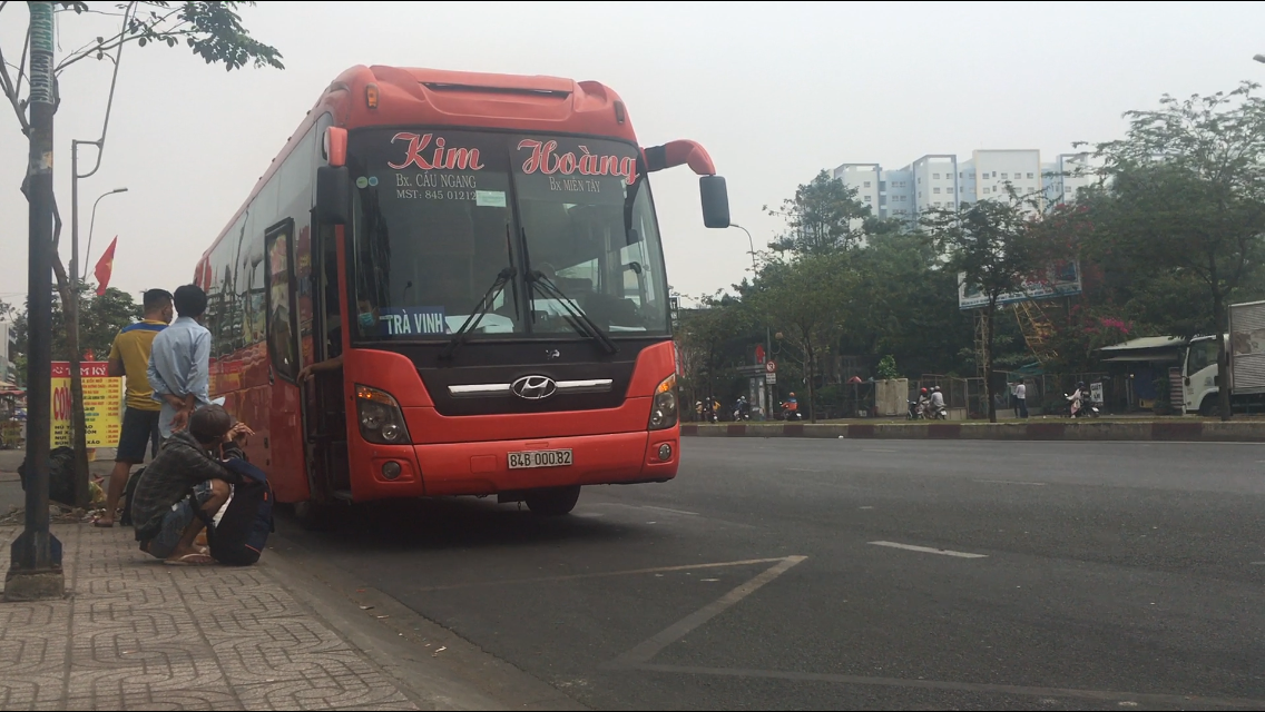 Xe dù, bến cóc 'đại náo' cửa ngõ phía Nam TPHCM ảnh 6