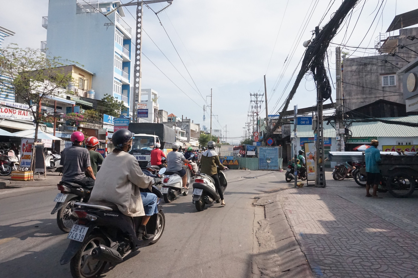 Cận cảnh lô cốt 'bủa vây' trên đường phố TPHCM ngày đầu năm ảnh 3