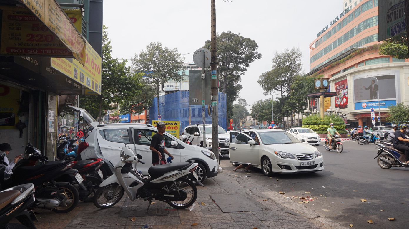 Người Sài Gòn tất bật tân trang 'xế cưng' đón Tết ảnh 12