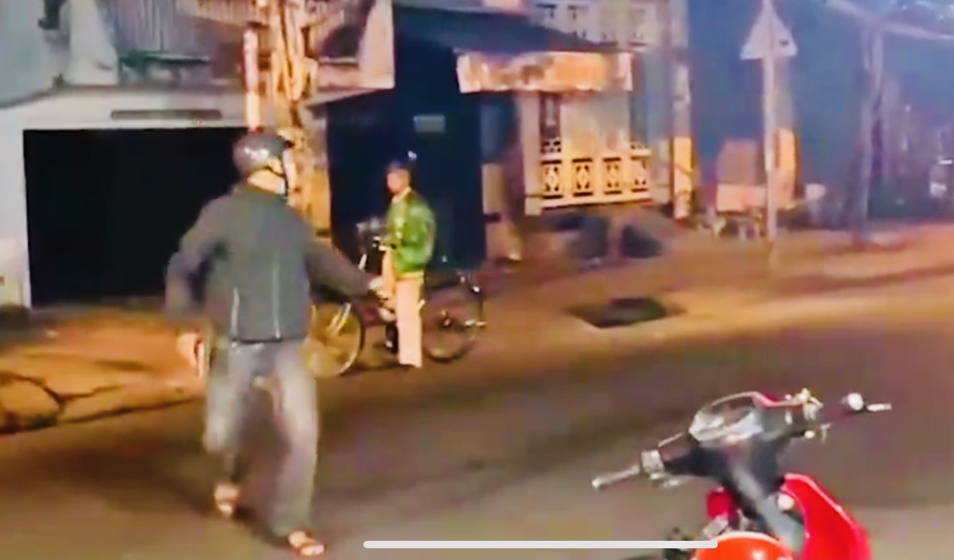 Cảnh sát nổ súng giải tán nhóm ‘quái xế’ ảnh 1