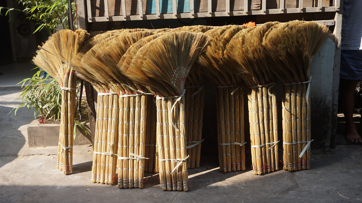 Người Sài Gòn tất bật làm chổi đót bán Tết ảnh 2