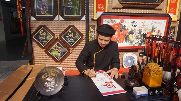 'Bà đồ' xinh như hot girl múa bút trên phố ảnh 6