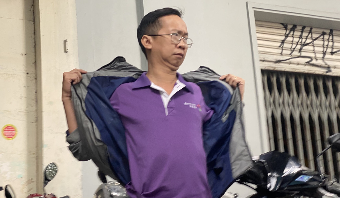 Người dân TPHCM co ro trong cái lạnh đầu tháng Chạp ảnh 14