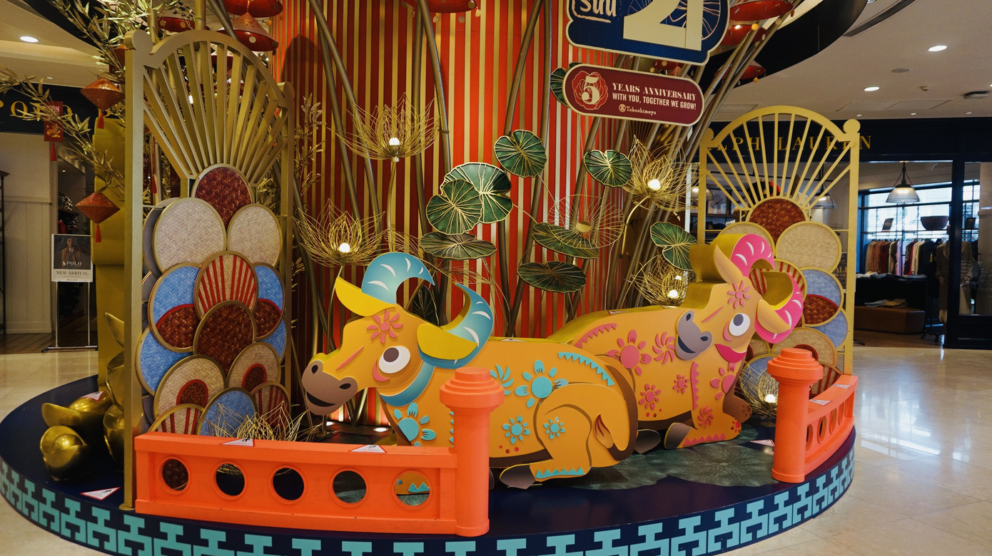 Đường phố TPHCM lung linh trang trí trâu vàng đón Tết Tân Sửu ảnh 13