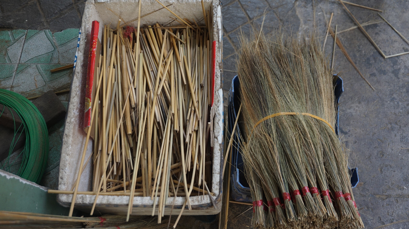 Người Sài Gòn tất bật làm chổi đót bán Tết ảnh 7