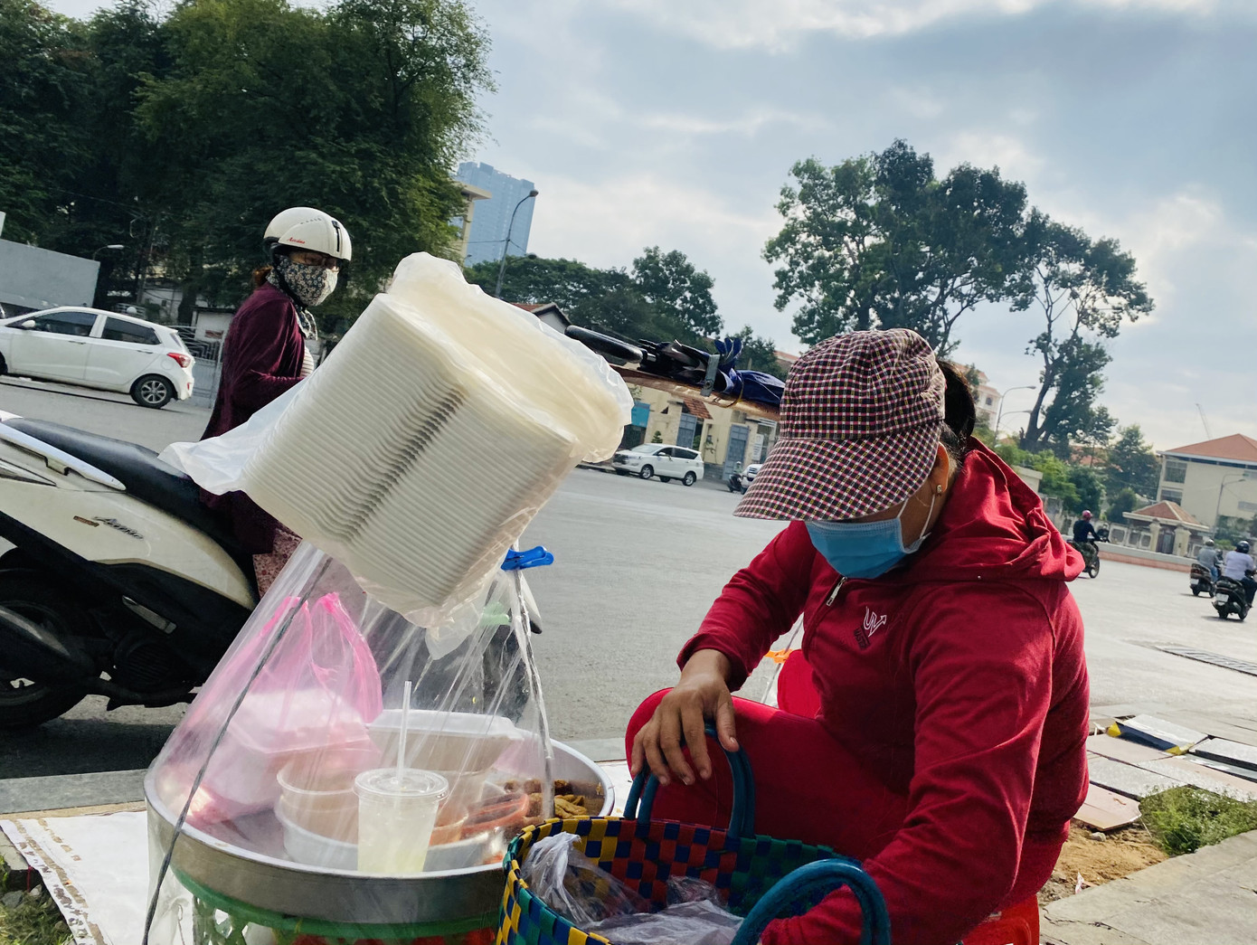 Người dân TPHCM co ro trong cái lạnh đầu tháng Chạp ảnh 11