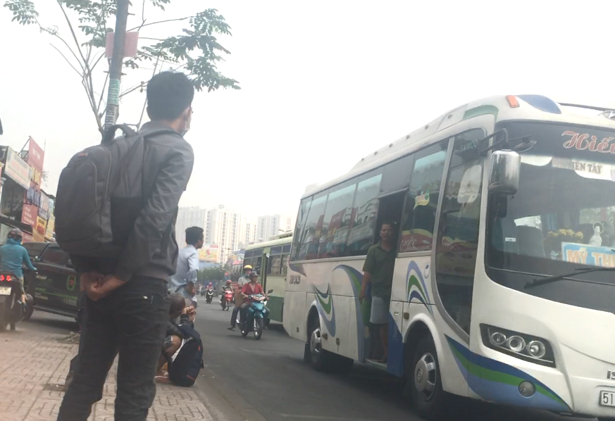 Xe dù, bến cóc 'đại náo' cửa ngõ phía Nam TPHCM ảnh 5