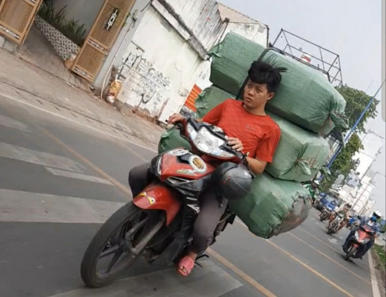 TPHCM: Tái diễn xe 'cà tàng' chở hàng cồng kềnh dạo phố ảnh 8