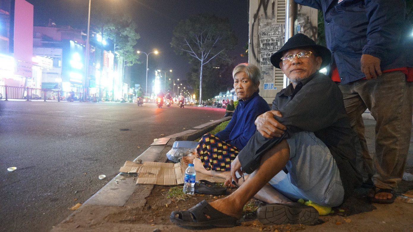 Ấm áp tình người trong đêm lạnh ở TP HCM ảnh 11