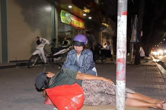 Ấm áp tình người trong đêm lạnh ở TP HCM ảnh 1