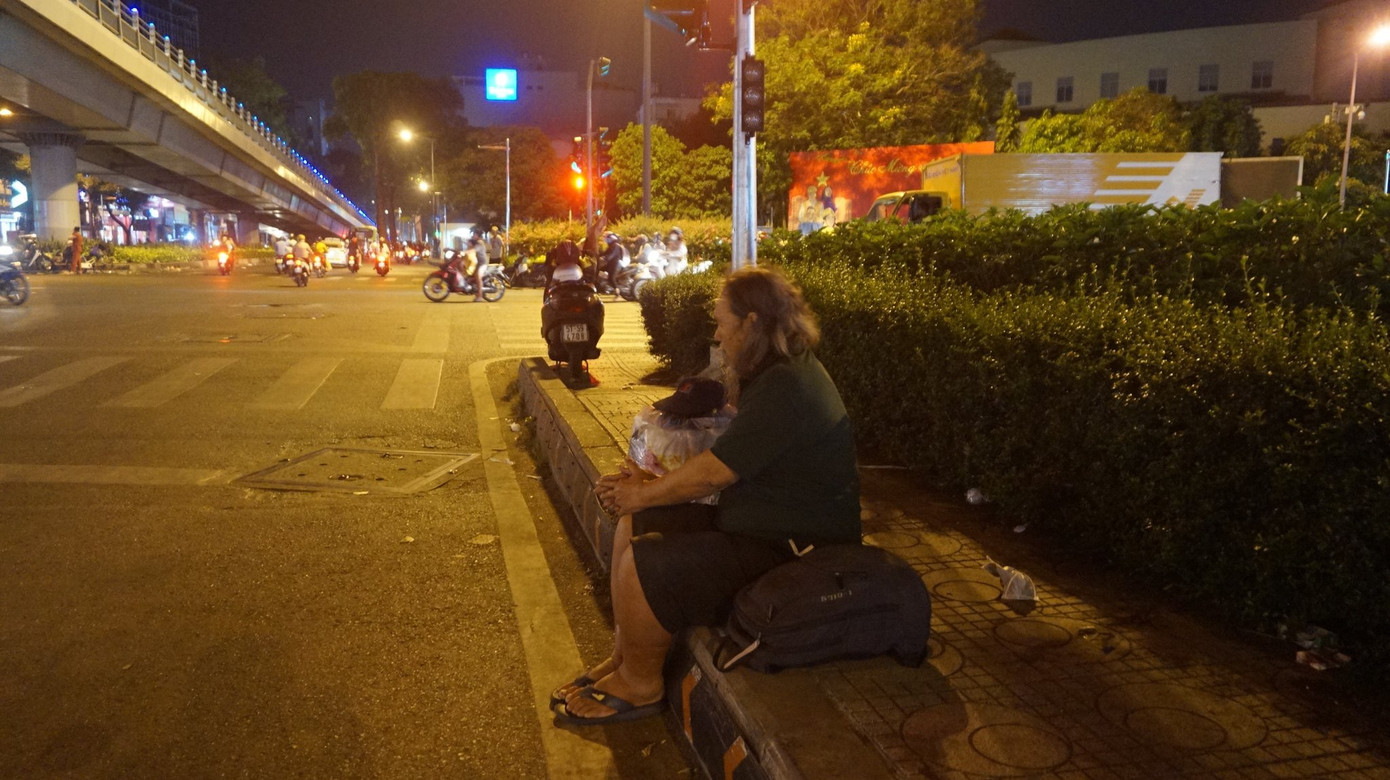 Ấm áp tình người trong đêm lạnh ở TP HCM ảnh 10