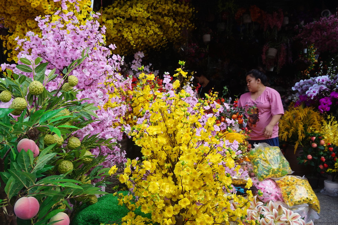 TPHCM: Hoa cảnh làm từ vải 'đổ bộ' xuống phố ảnh 3