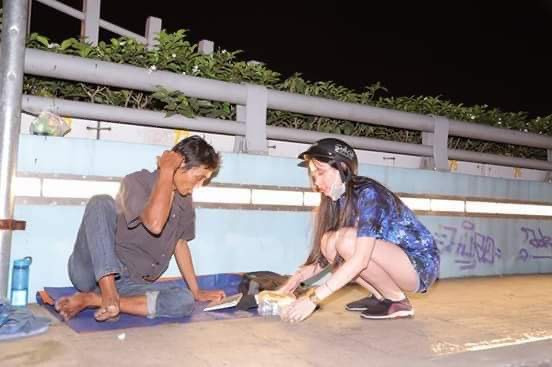 Ấm áp tình người trong đêm lạnh ở TP HCM ảnh 3