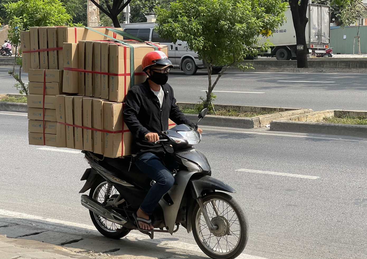 TPHCM: Tái diễn xe 'cà tàng' chở hàng cồng kềnh dạo phố ảnh 4