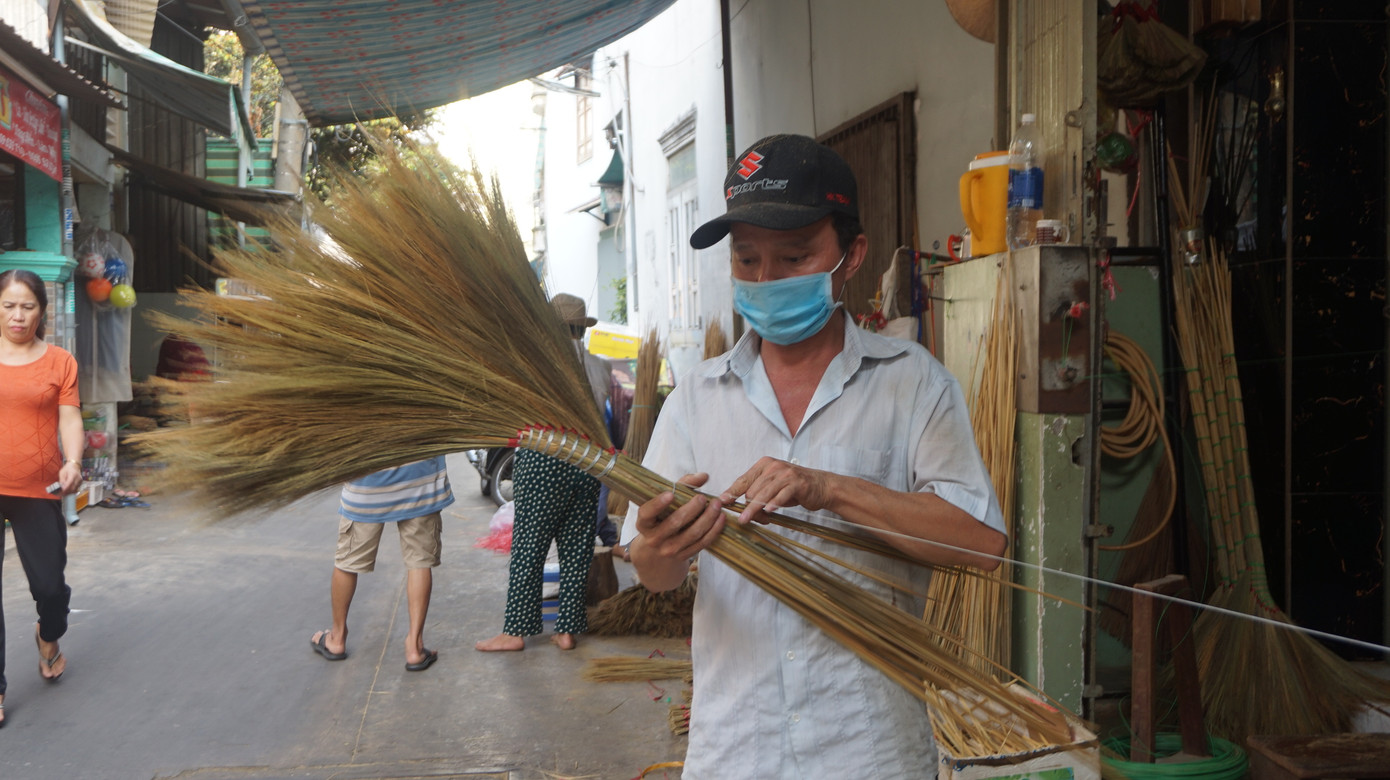 Người Sài Gòn tất bật làm chổi đót bán Tết ảnh 1