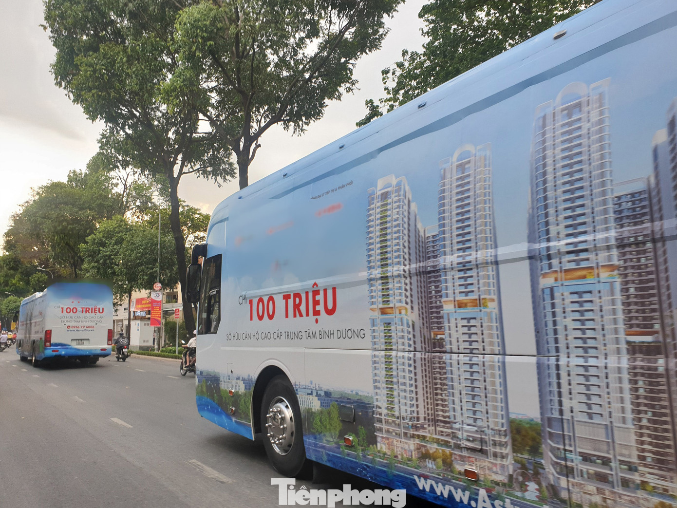 Quảng cáo 'bẩn' bằng xe bịt bùng xuất hiện trên đường phố TPHCM ảnh 1