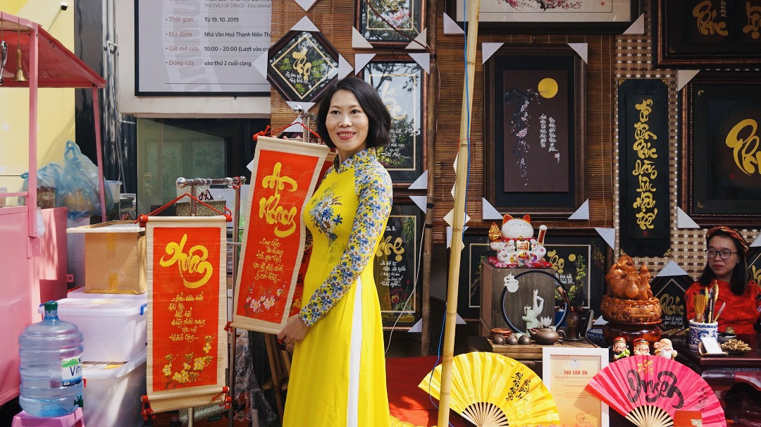 'Bà đồ' xinh như hot girl múa bút trên phố ảnh 10