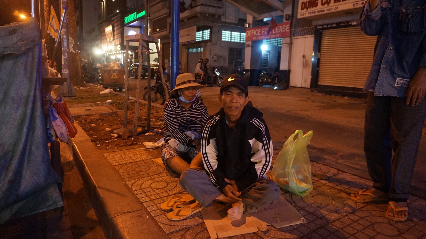 Ấm áp tình người trong đêm lạnh ở TP HCM ảnh 7