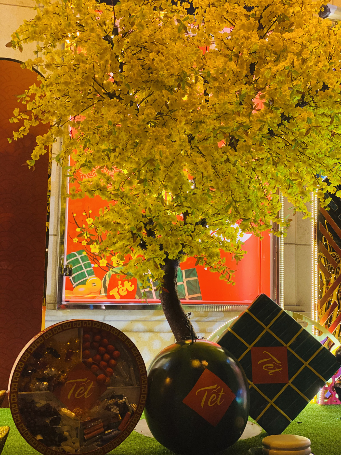 Đường phố TPHCM lung linh trang trí trâu vàng đón Tết Tân Sửu ảnh 5