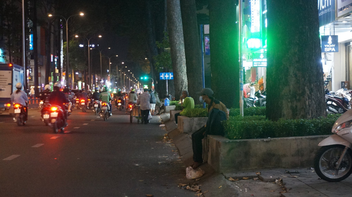 Ấm áp tình người trong đêm lạnh ở TP HCM ảnh 12