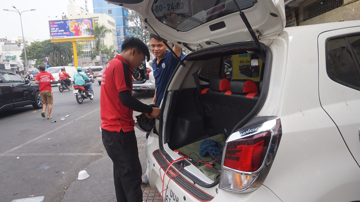 Người Sài Gòn tất bật tân trang 'xế cưng' đón Tết ảnh 6