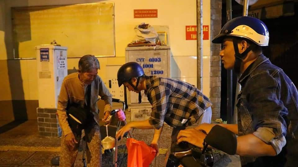 Ấm áp tình người trong đêm lạnh ở TP HCM ảnh 2