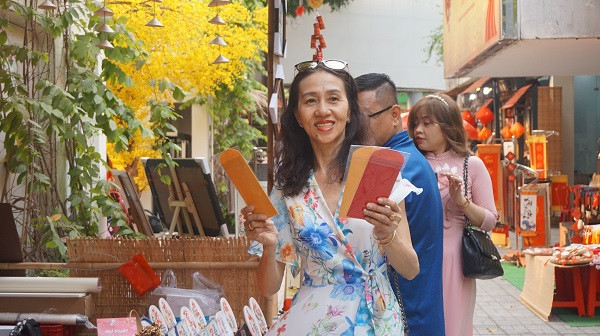 Người dân TPHCM xúng xính xuống phố du xuân sớm ảnh 18