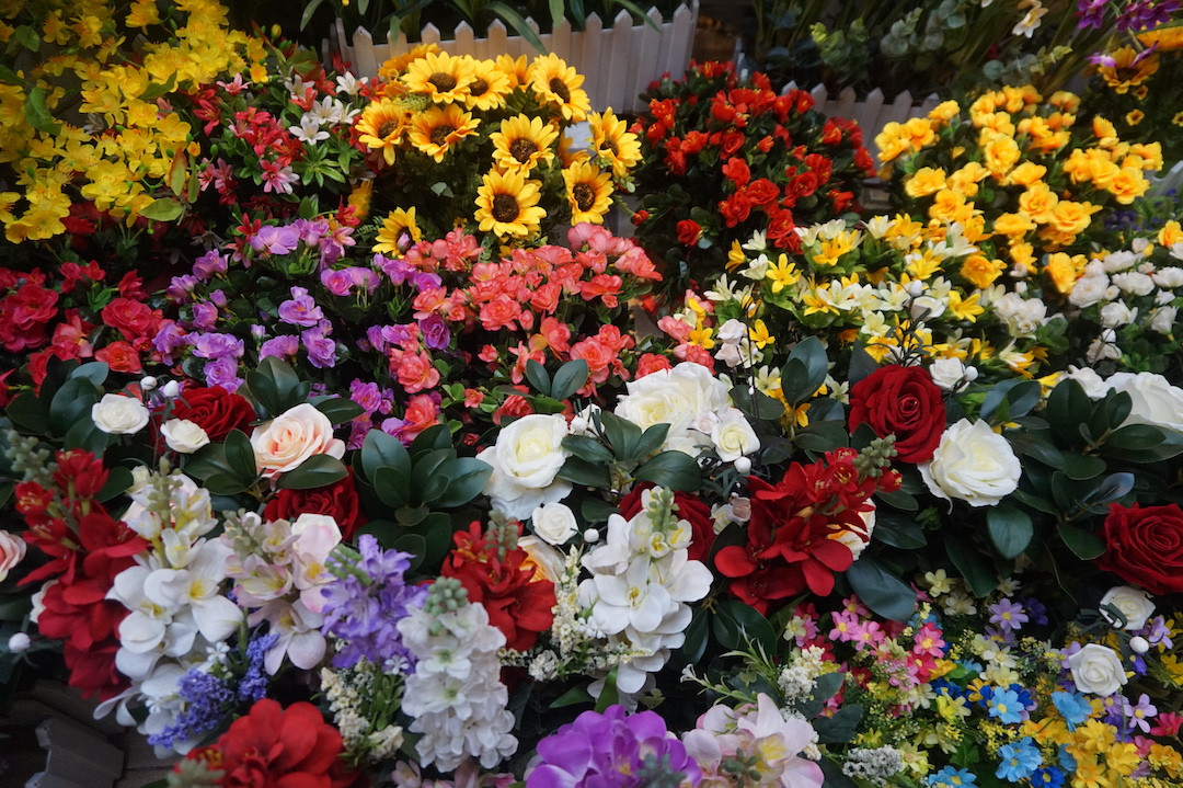 TPHCM: Hoa cảnh làm từ vải 'đổ bộ' xuống phố ảnh 8