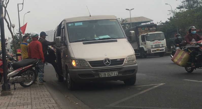 Xe dù, bến cóc 'đại náo' cửa ngõ phía Nam TPHCM ảnh 1