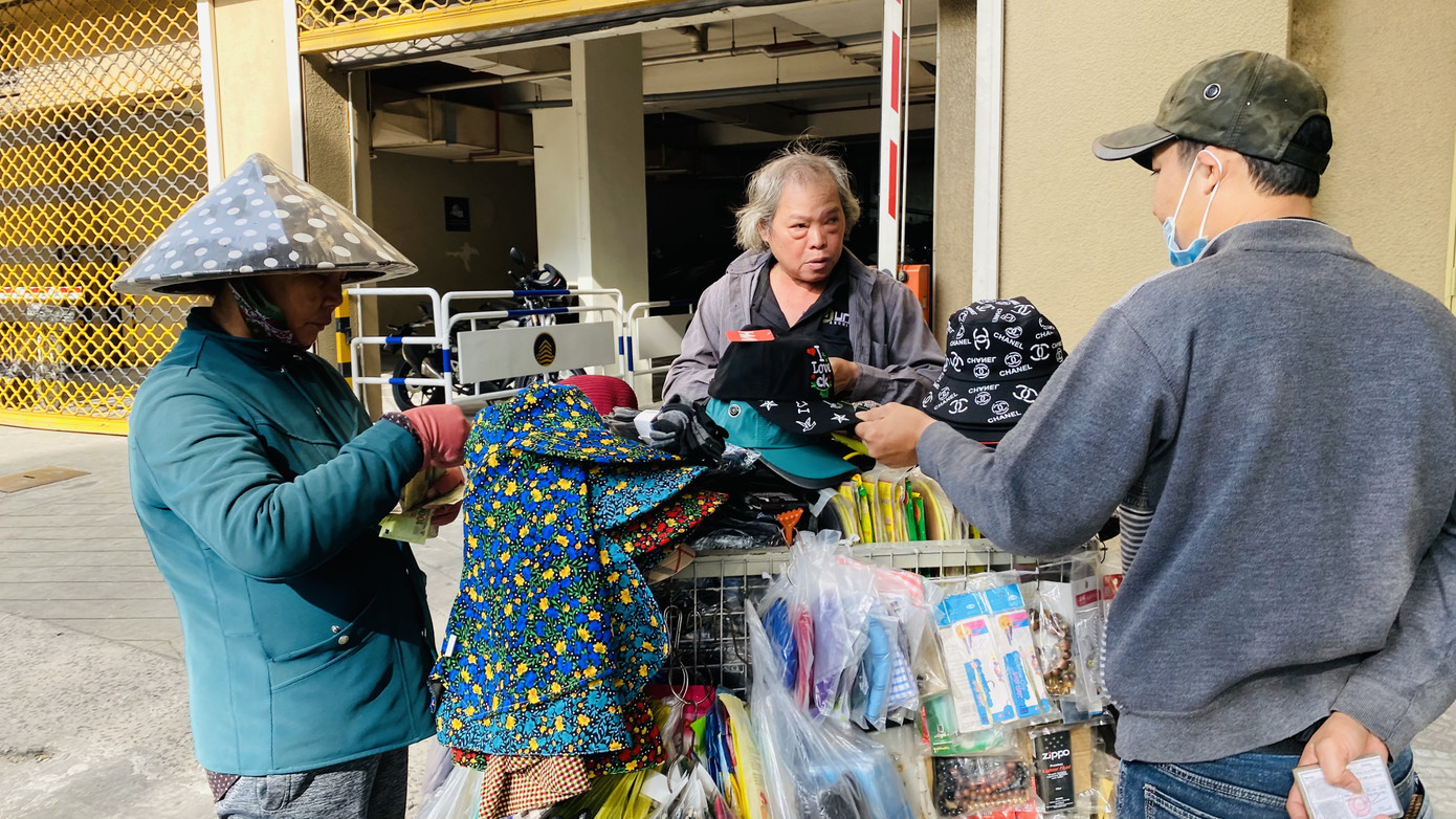 Người dân TPHCM co ro trong cái lạnh đầu tháng Chạp ảnh 6