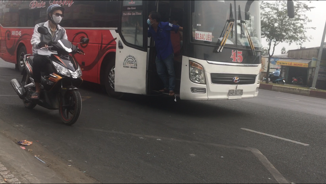 Xe dù, bến cóc 'đại náo' cửa ngõ phía Nam TPHCM ảnh 3