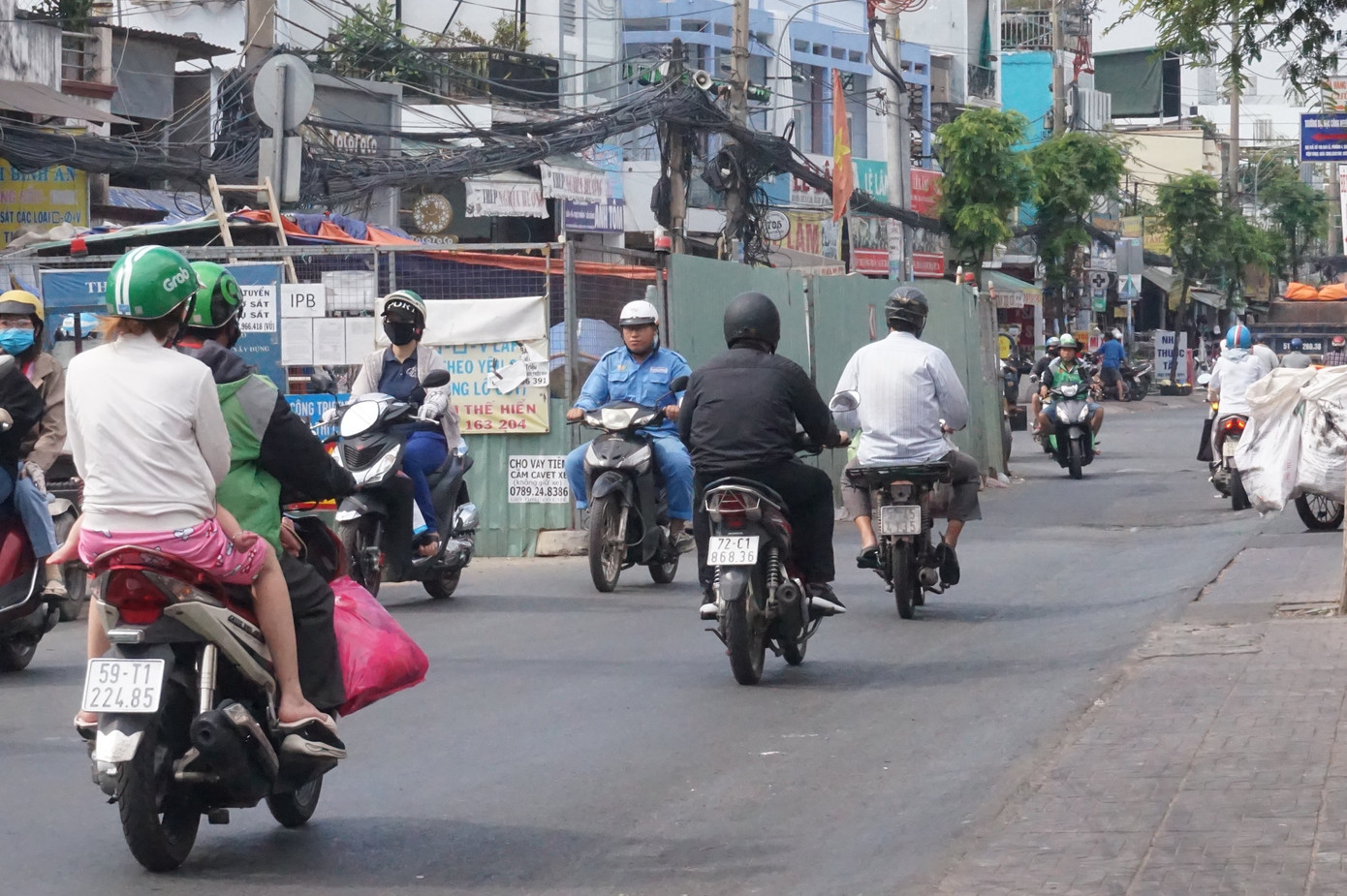 Cận cảnh lô cốt 'bủa vây' trên đường phố TPHCM ngày đầu năm ảnh 2