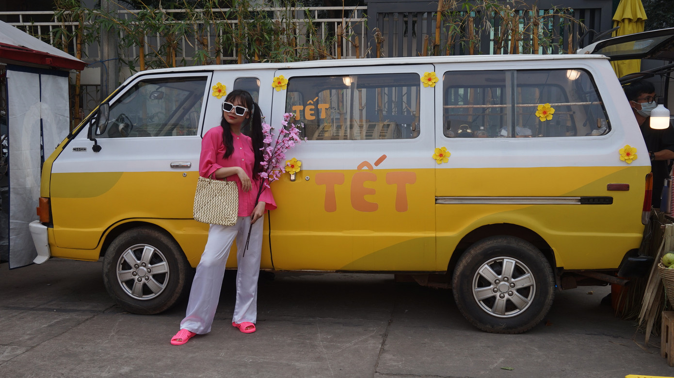 Người dân TPHCM xúng xính xuống phố du xuân sớm ảnh 12