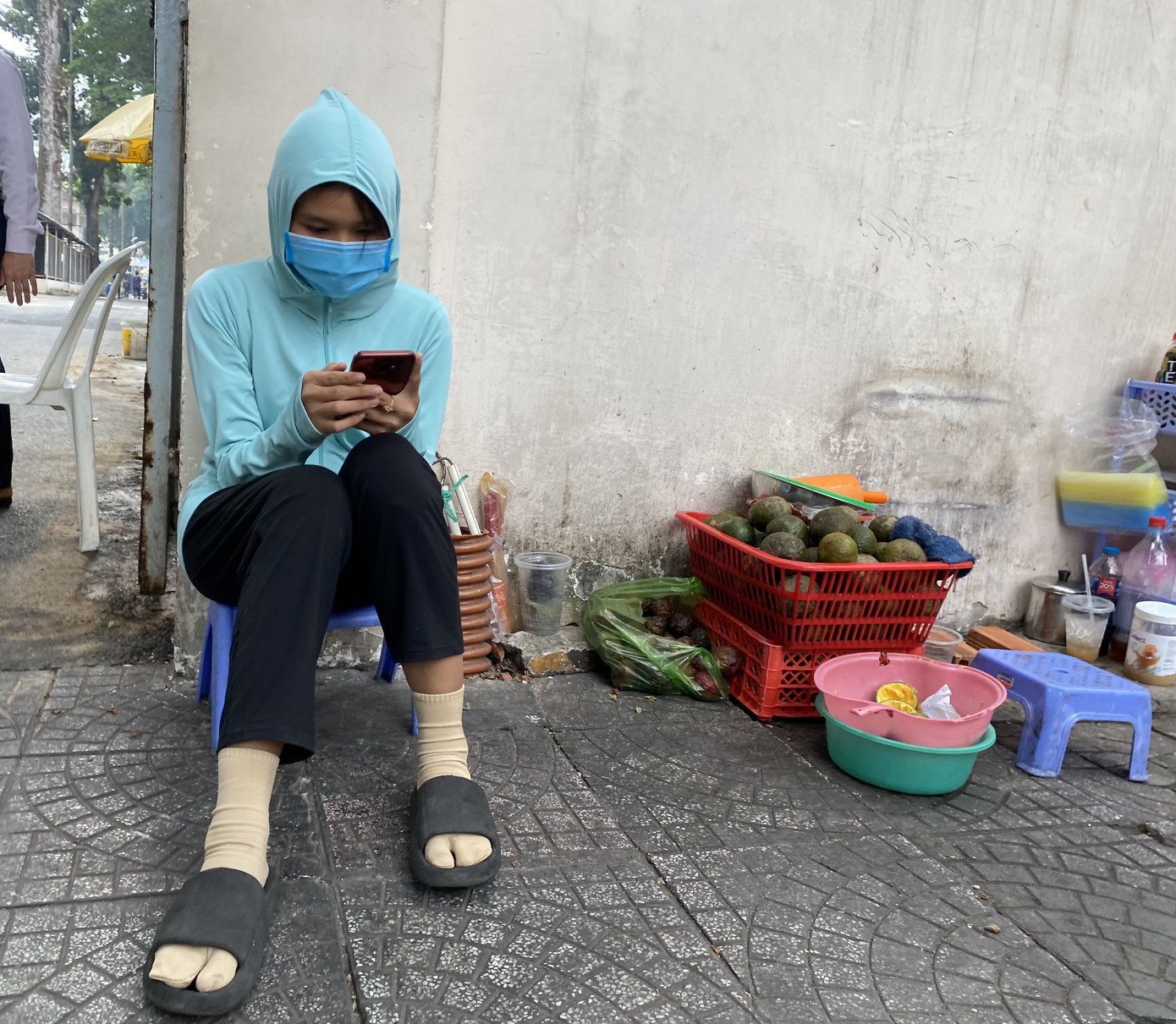 Người dân TPHCM co ro trong cái lạnh đầu tháng Chạp ảnh 13