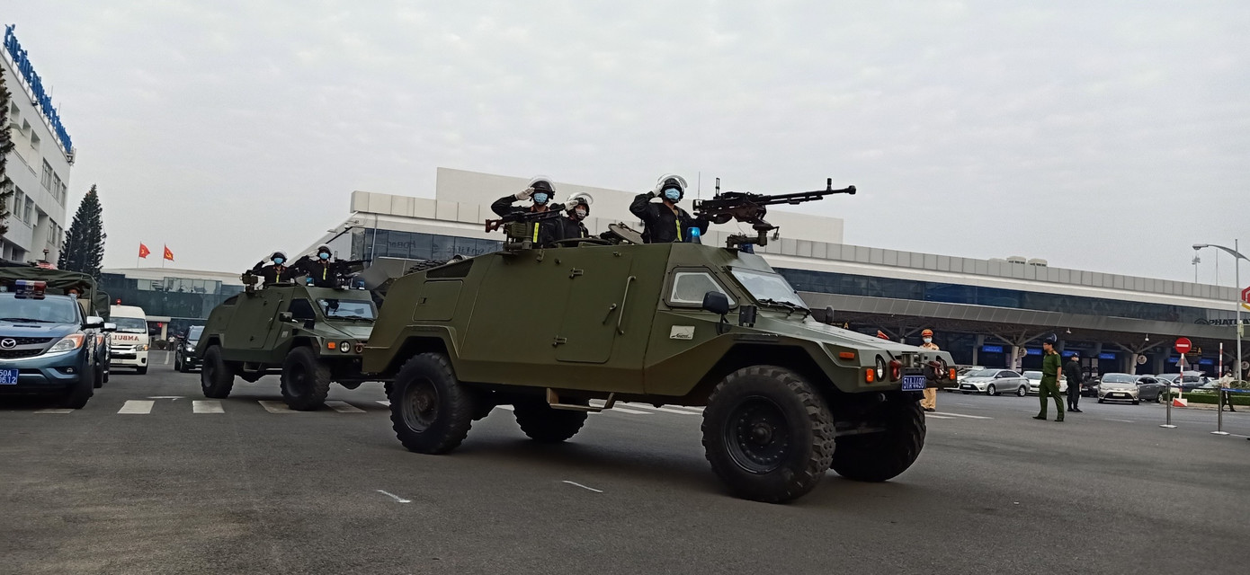 Công an TPHCM triển khai lực lượng bảo vệ sân bay Tân Sơn Nhất ảnh 2