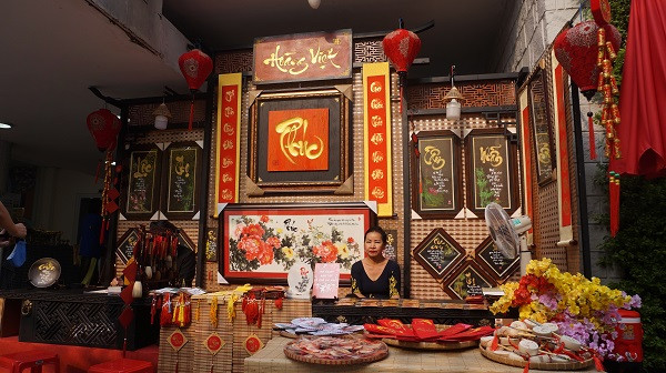 Người dân TPHCM xúng xính xuống phố du xuân sớm ảnh 14