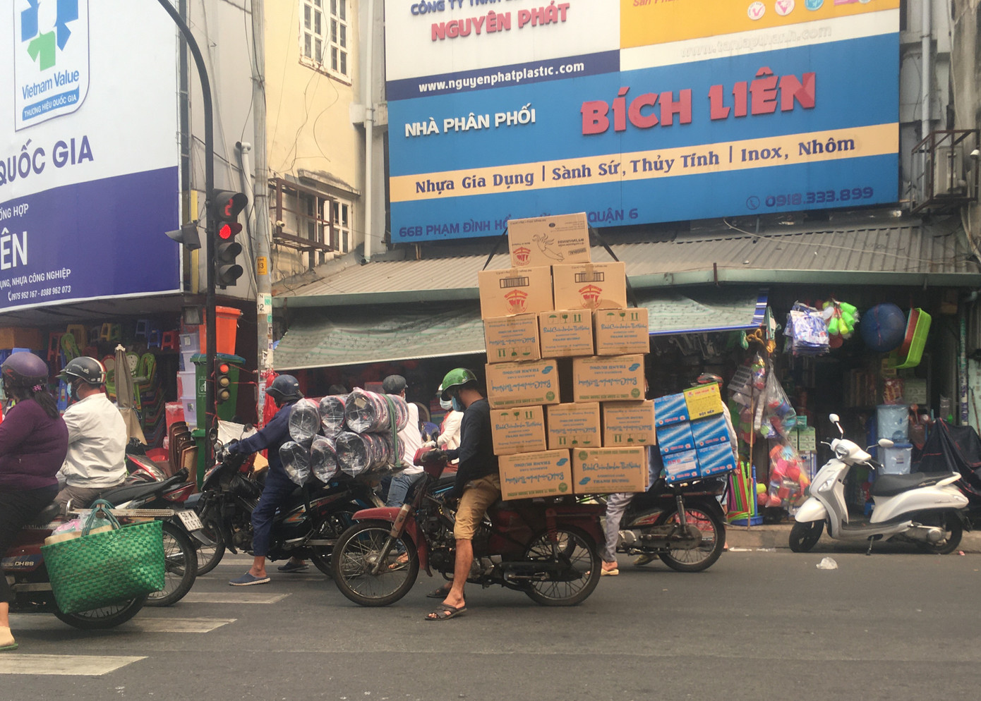 TPHCM: Tái diễn xe 'cà tàng' chở hàng cồng kềnh dạo phố ảnh 13