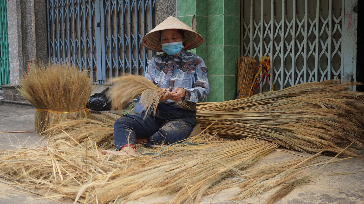 Người Sài Gòn tất bật làm chổi đót bán Tết ảnh 3