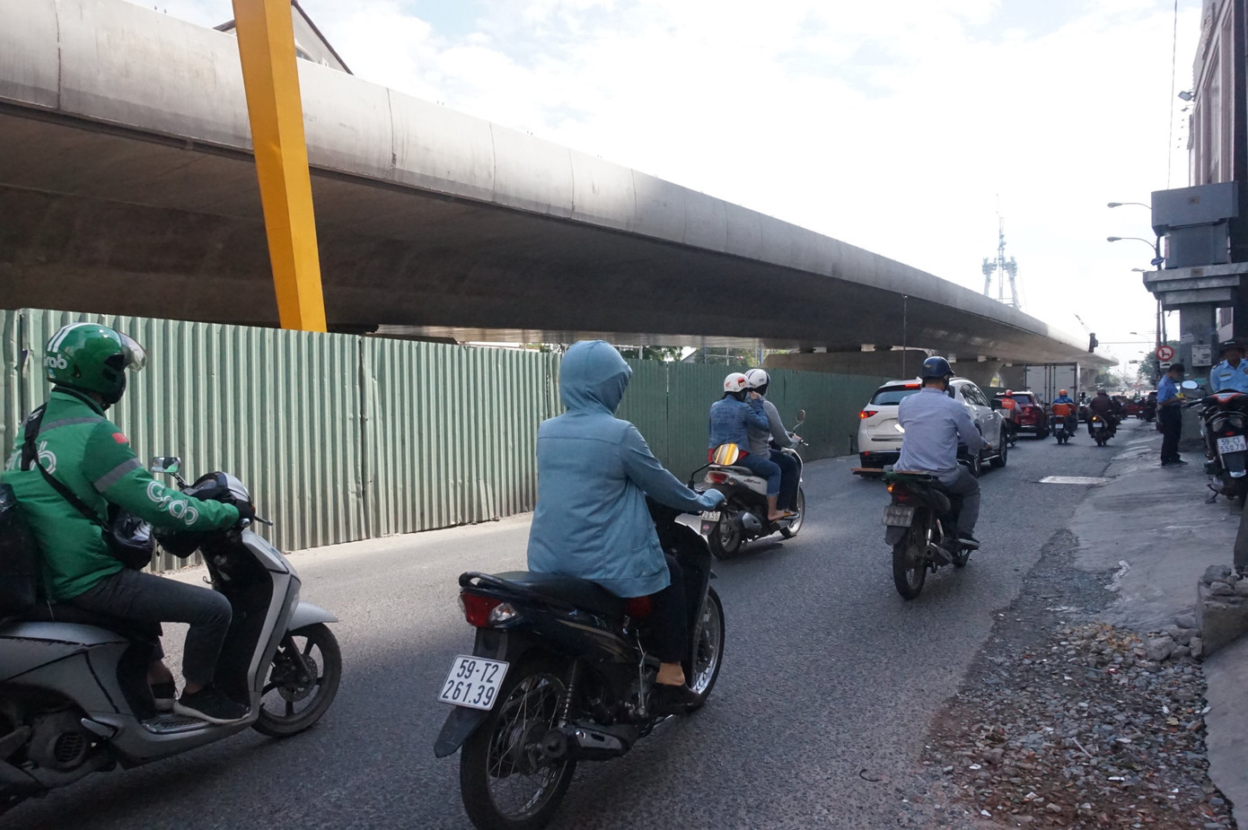 Cận cảnh lô cốt 'bủa vây' trên đường phố TPHCM ngày đầu năm ảnh 8