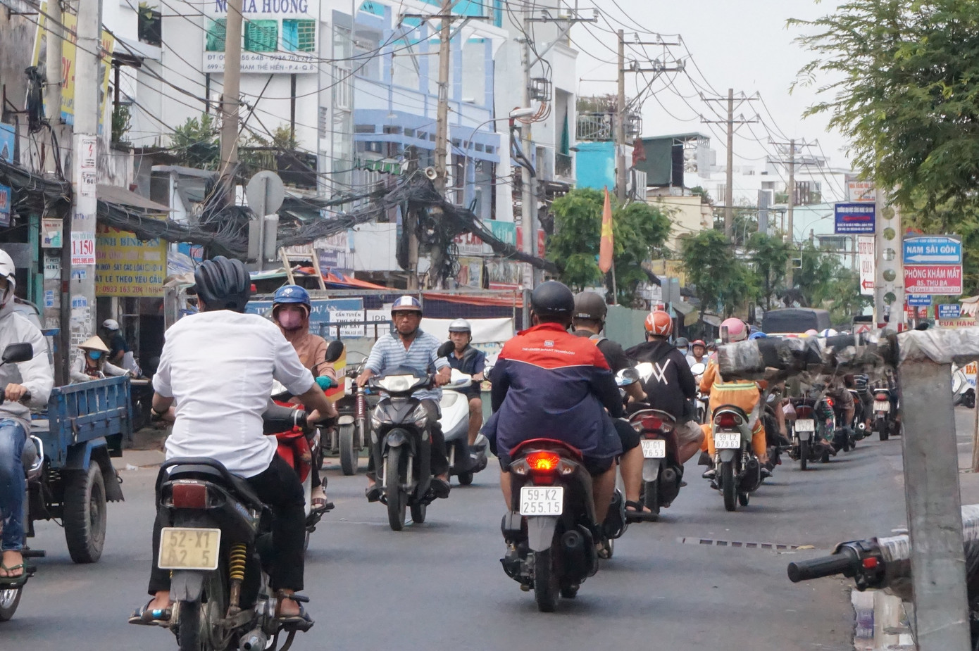 Cận cảnh lô cốt 'bủa vây' trên đường phố TPHCM ngày đầu năm ảnh 4