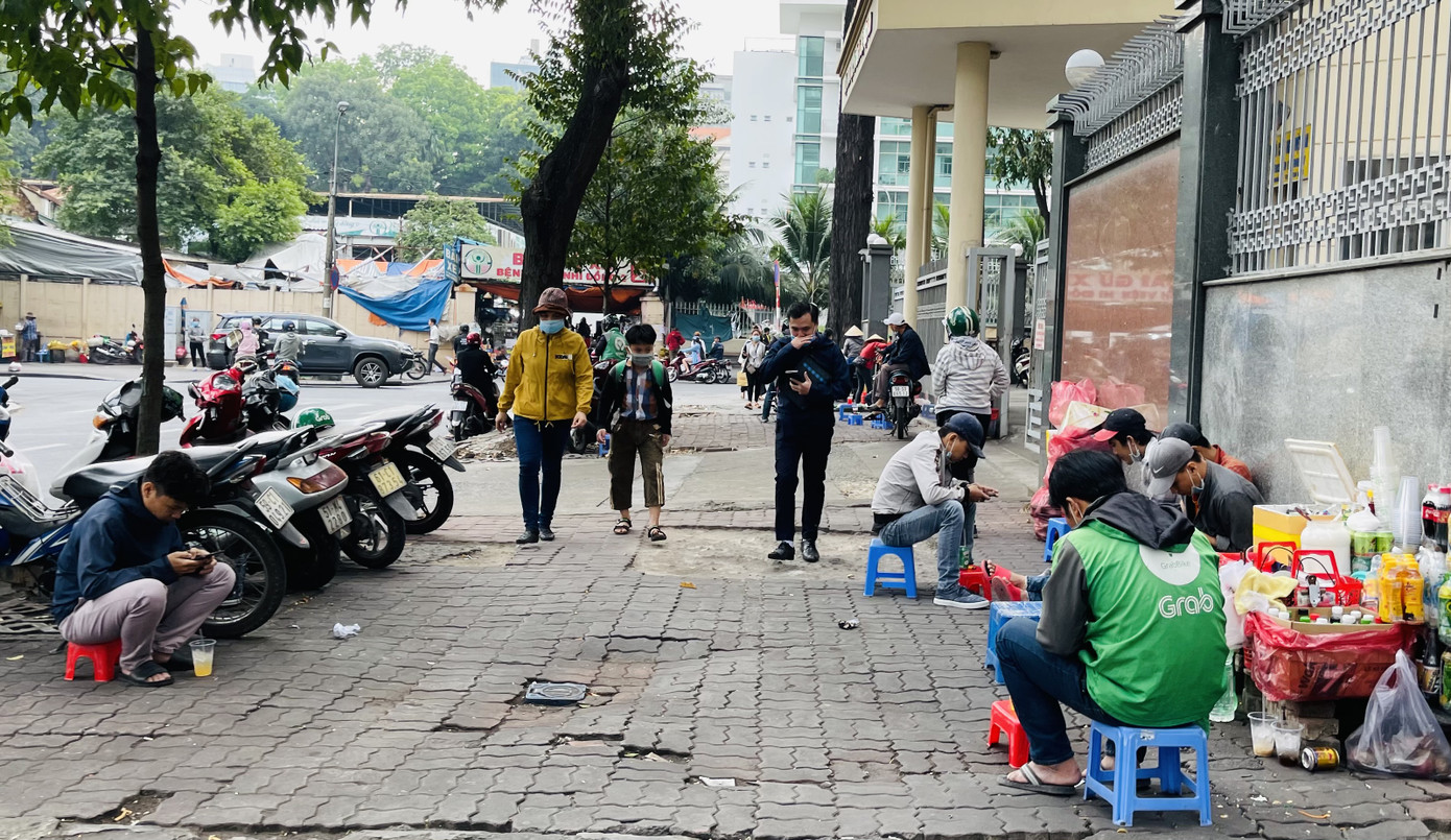 Người dân TPHCM co ro trong cái lạnh đầu tháng Chạp ảnh 3