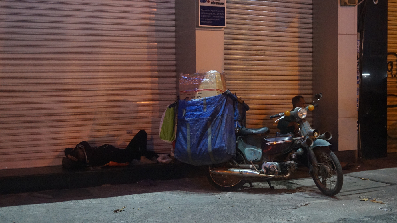 Ấm áp tình người trong đêm lạnh ở TP HCM ảnh 6