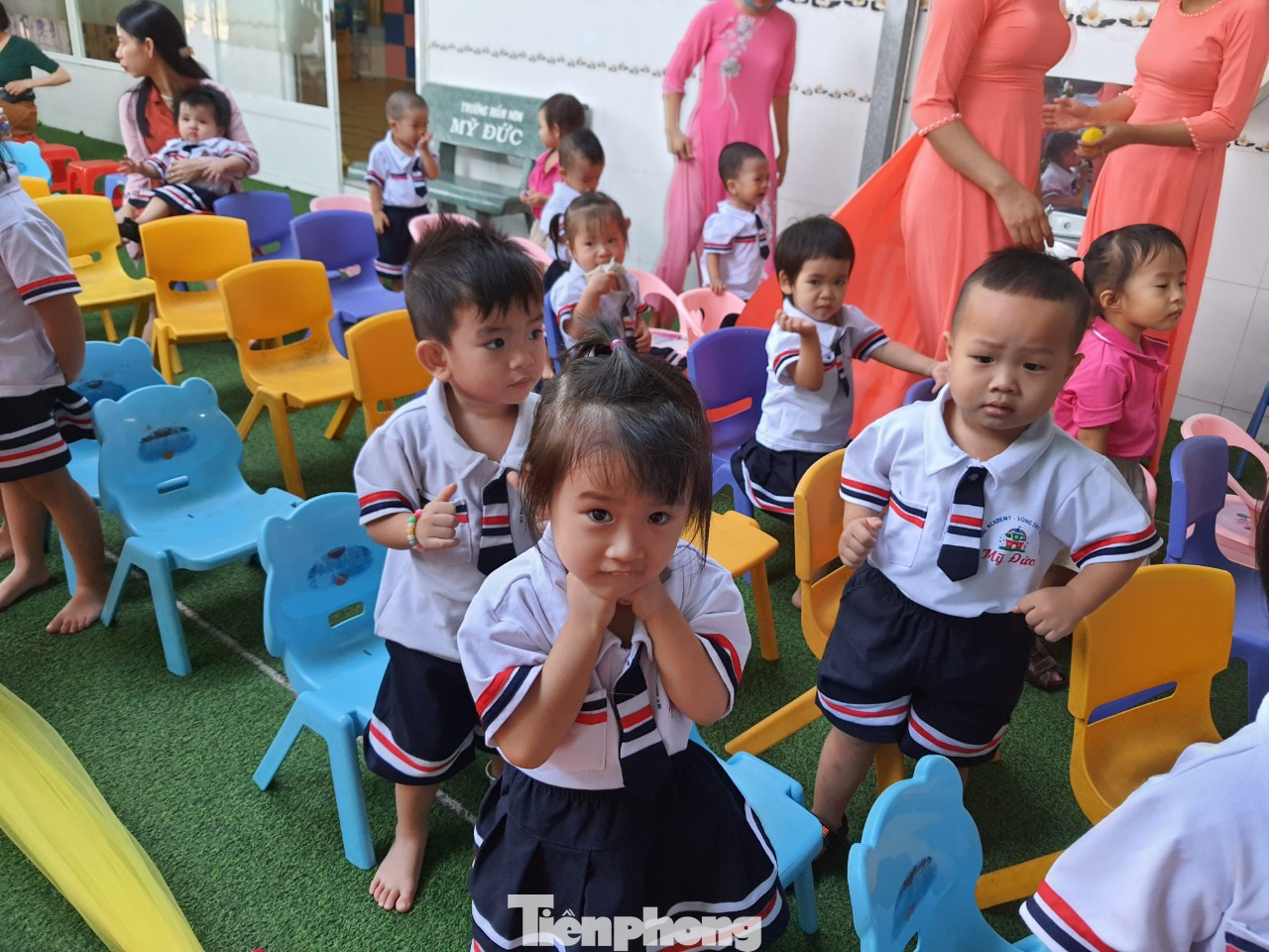 TPHCM: Học sinh lớp 1 nức nở, không chịu xa mẹ trong ngày Khai giảng ảnh 12