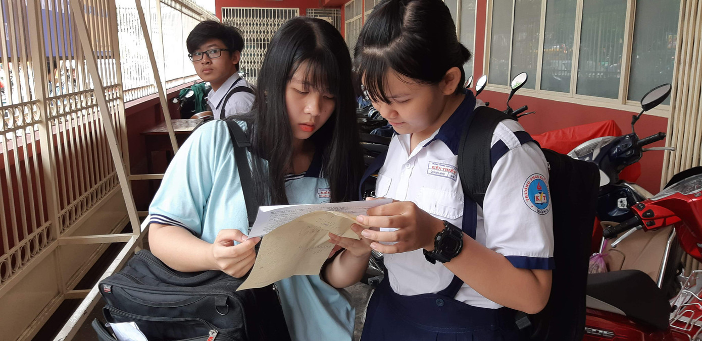 Học sinh tiểu học đội nắng ở cổng trường vì đi học sớm: Xem xét học ngày 1 buổi ảnh 3